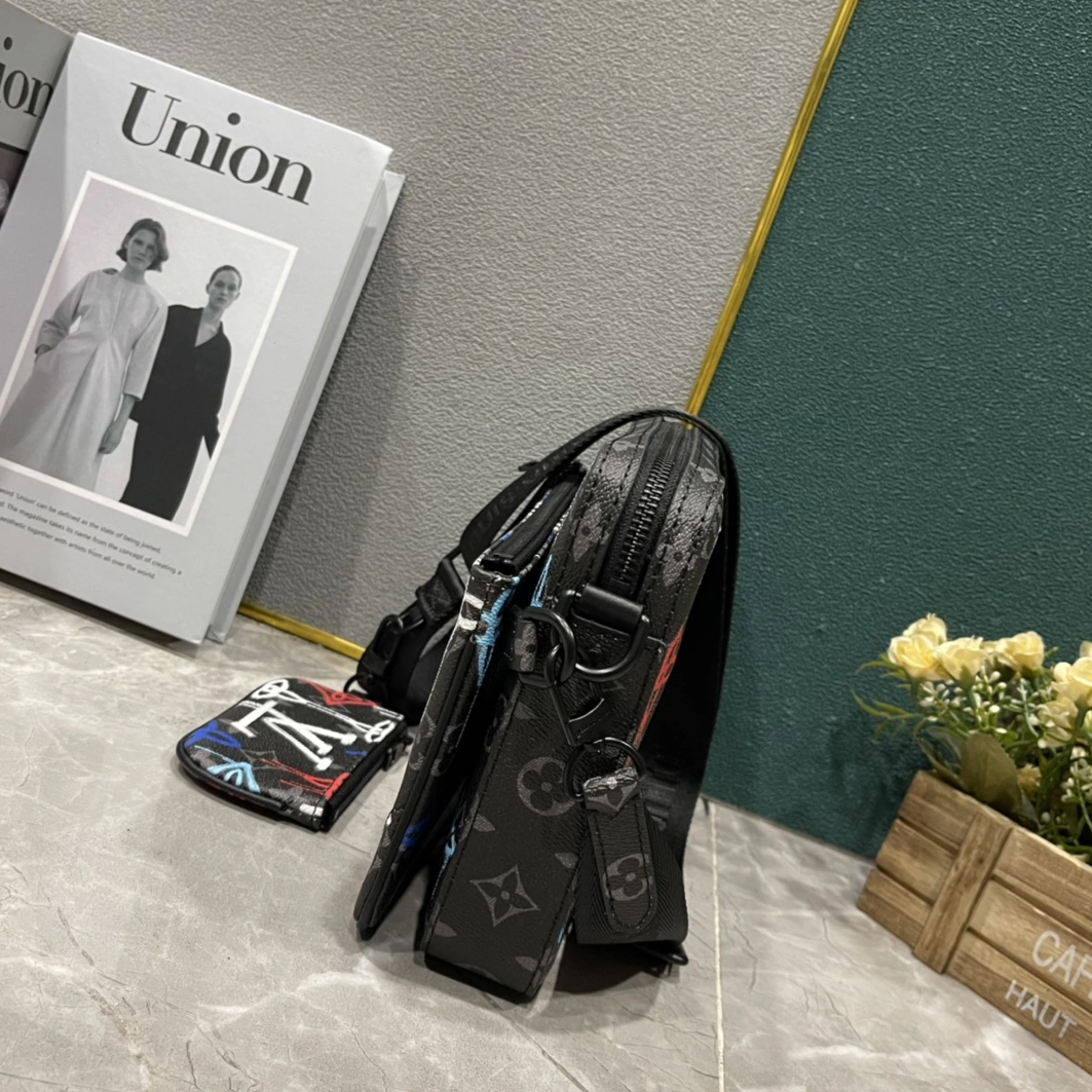 Louis Vuitton AAA Man Messenger Bags Trendy 990