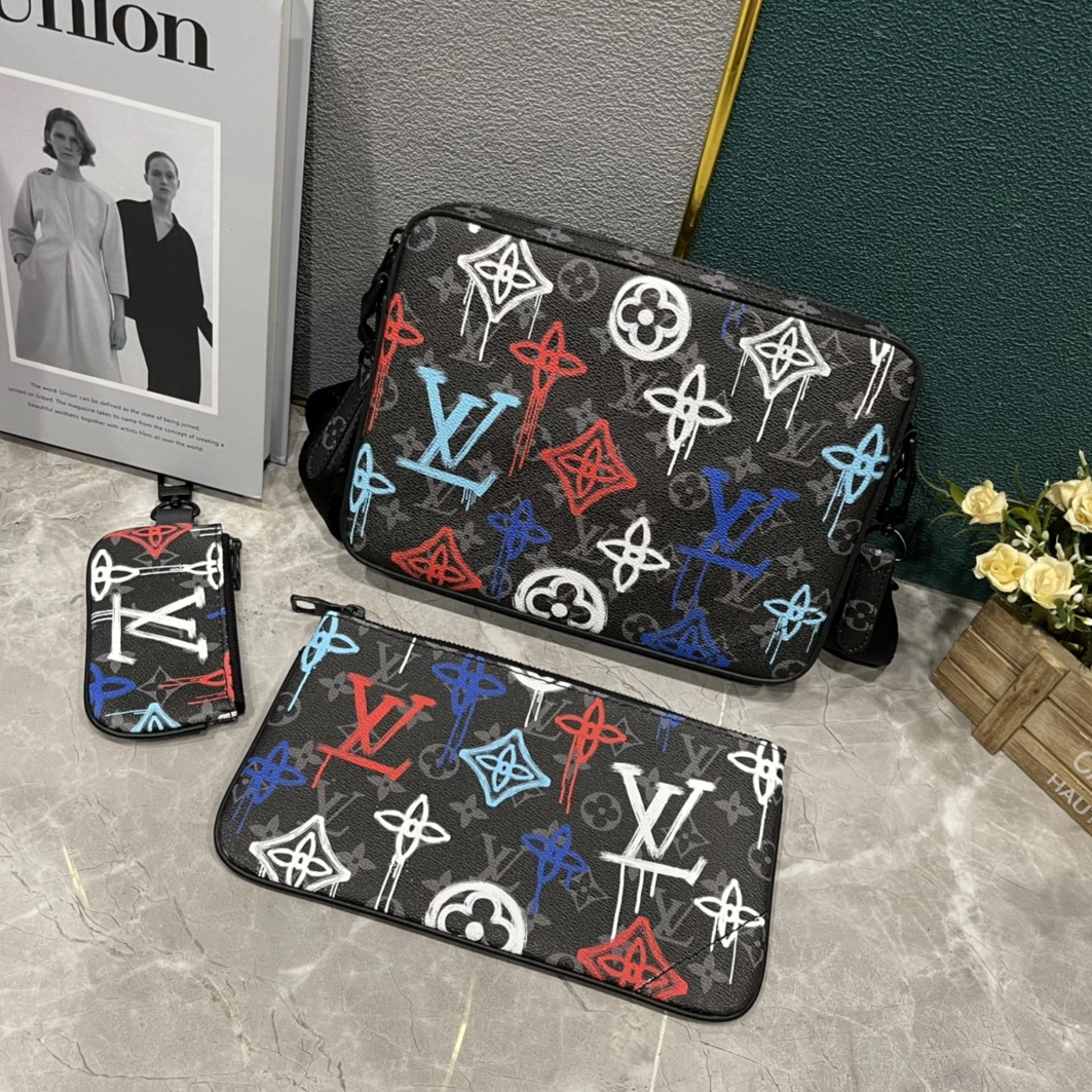 Louis Vuitton AAA Man Messenger Bags Trendy 990