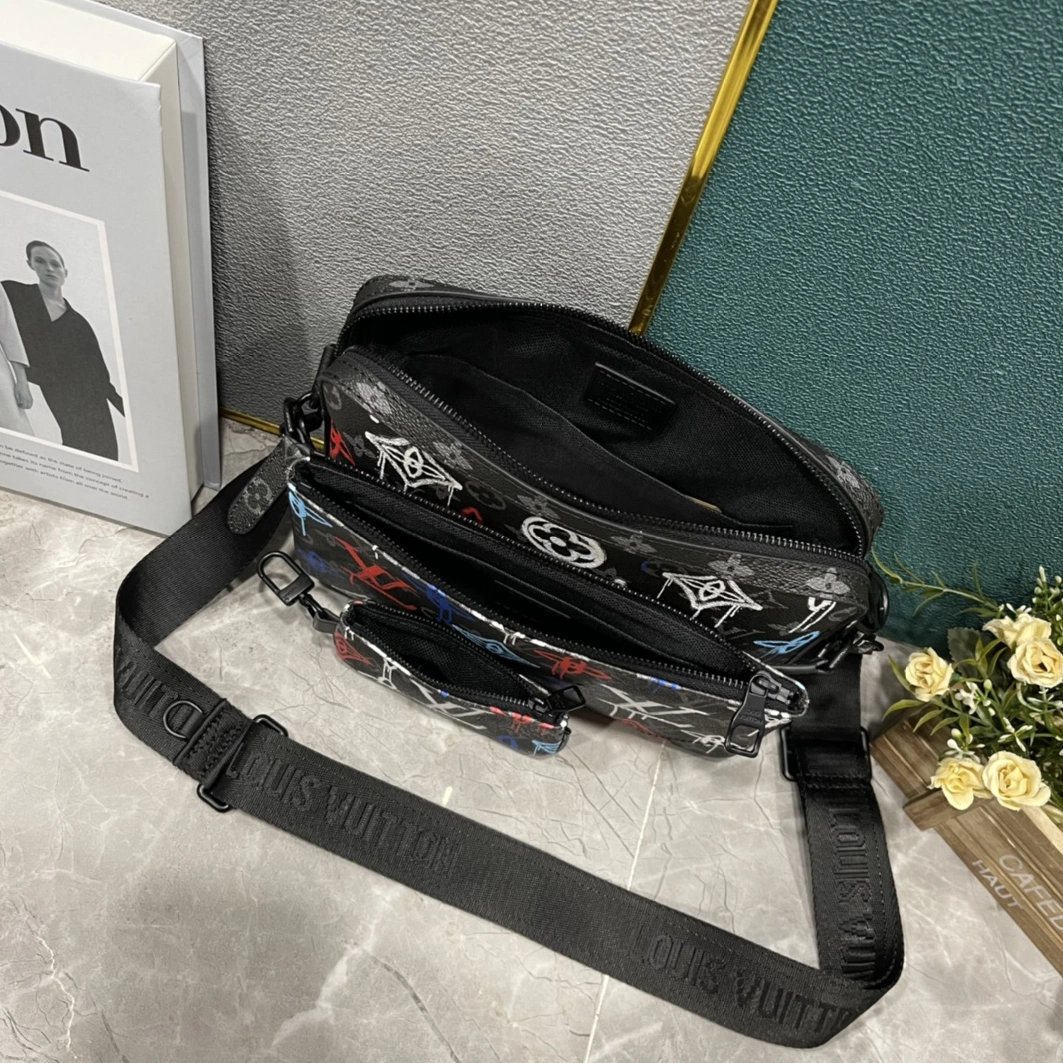 Louis Vuitton AAA Man Messenger Bags Trendy 990
