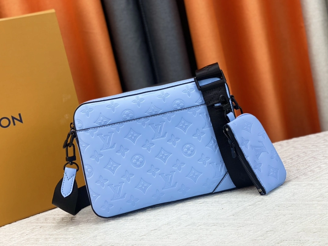 Louis Vuitton AAA Man Messenger Bags Unique 3717