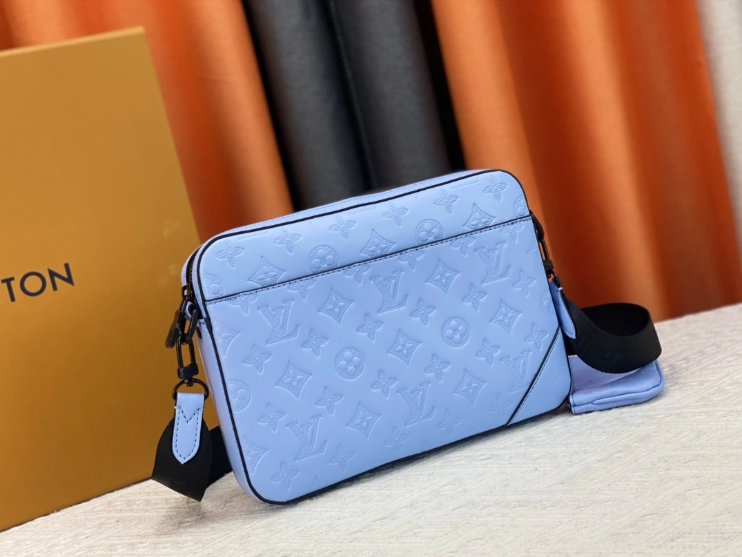 Louis Vuitton AAA Man Messenger Bags Unique 3717
