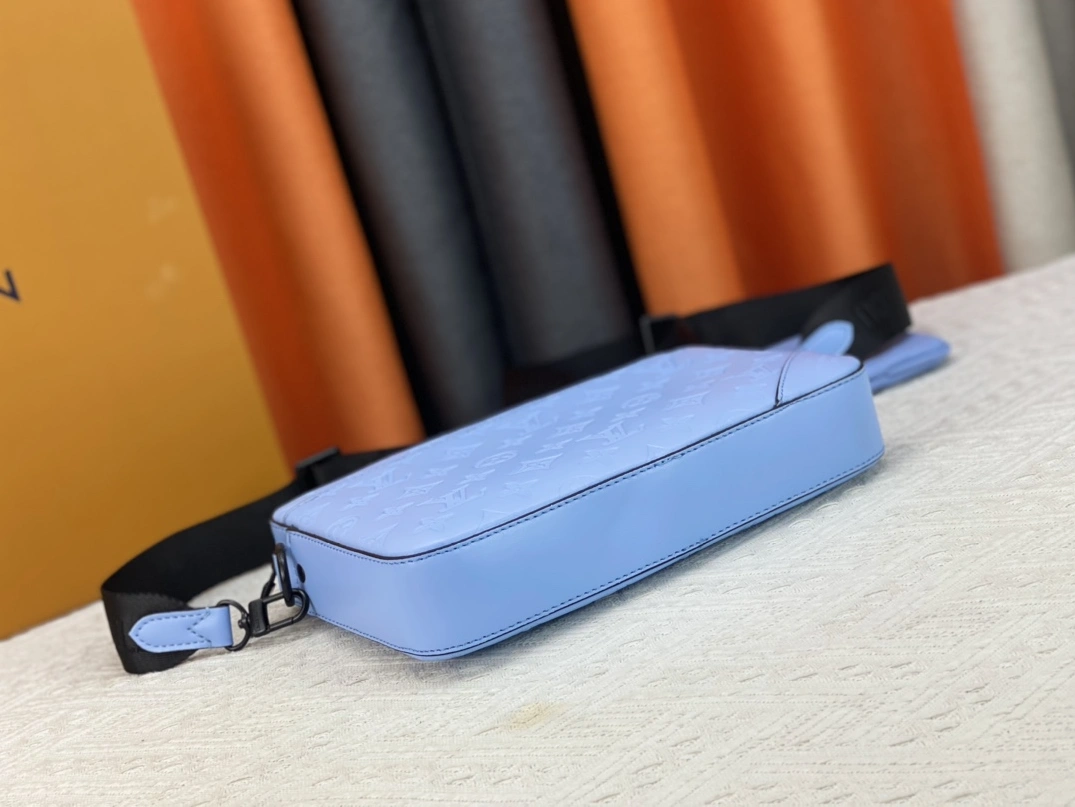 Louis Vuitton AAA Man Messenger Bags Unique 3717