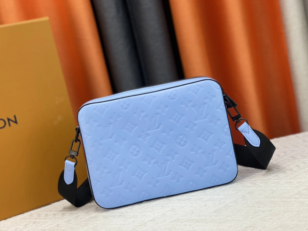Louis Vuitton AAA Man Messenger Bags Unique 3717