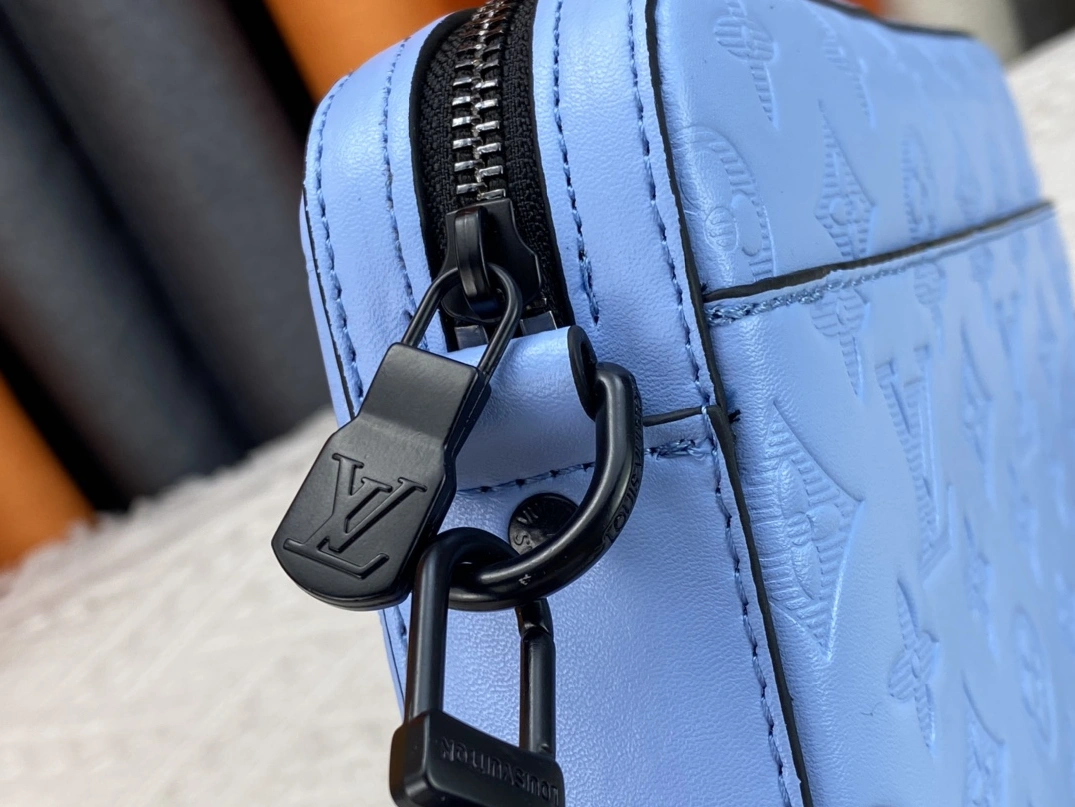 Louis Vuitton AAA Man Messenger Bags Unique 3717