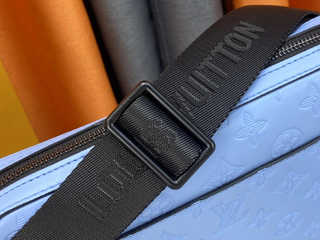Louis Vuitton AAA Man Messenger Bags Unique 3717