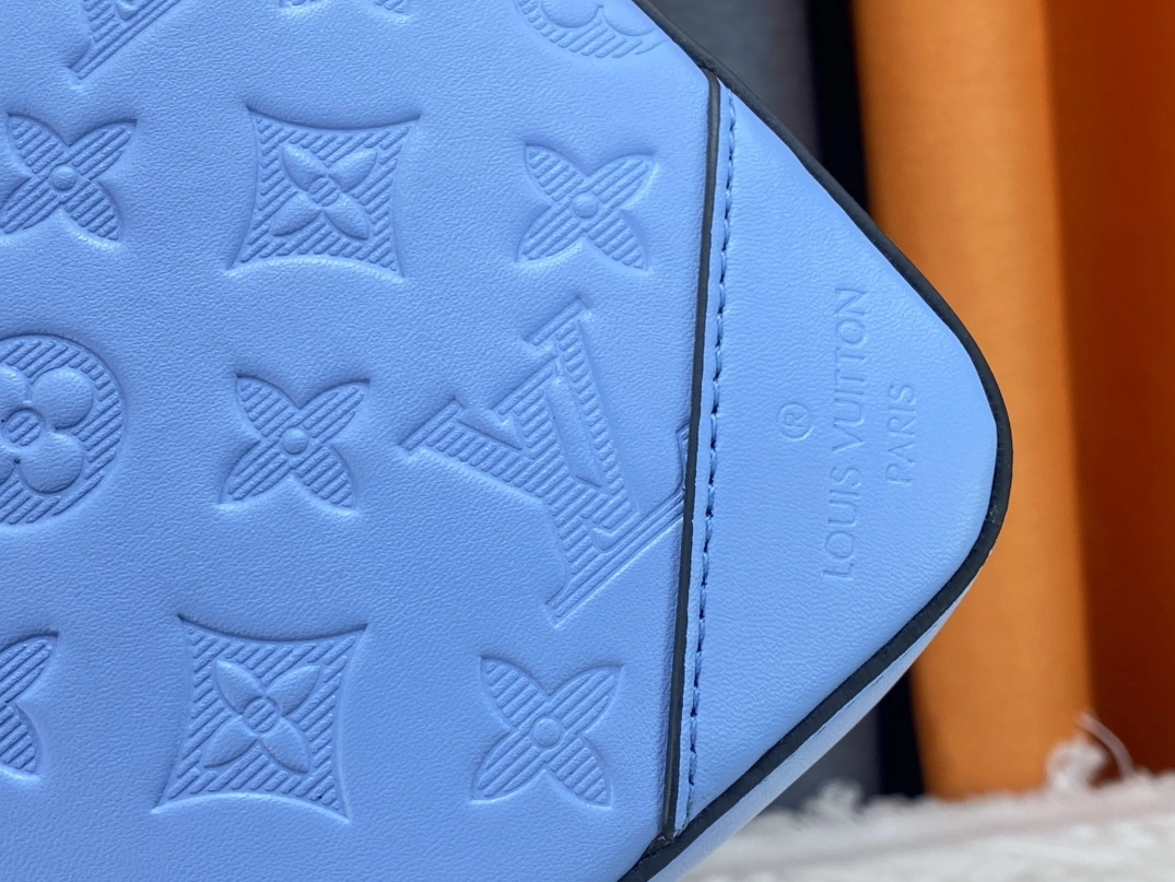 Louis Vuitton AAA Man Messenger Bags Unique 3717