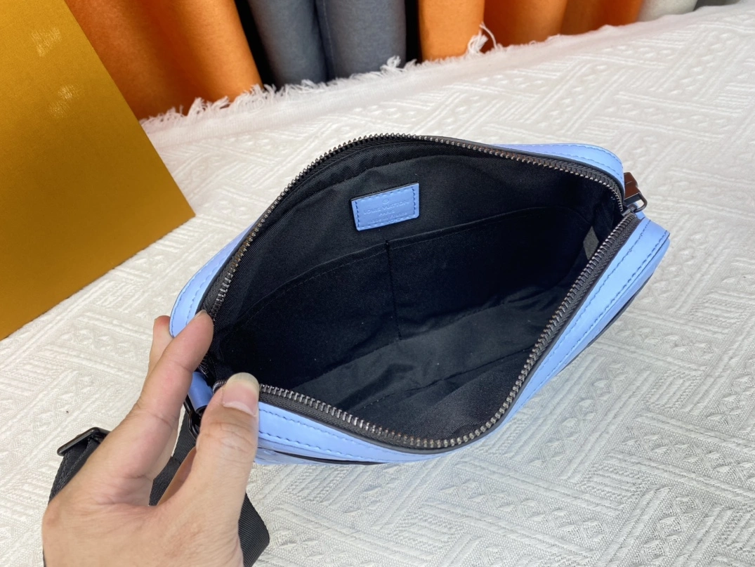 Louis Vuitton AAA Man Messenger Bags Unique 3717