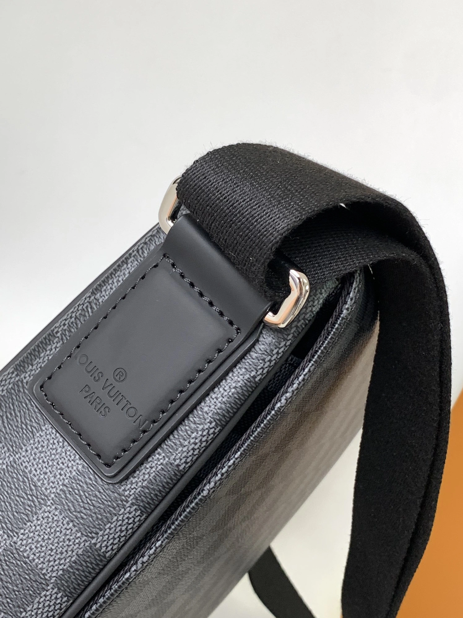 Louis Vuitton AAA Man Messenger Bags UrbanStyle 2266