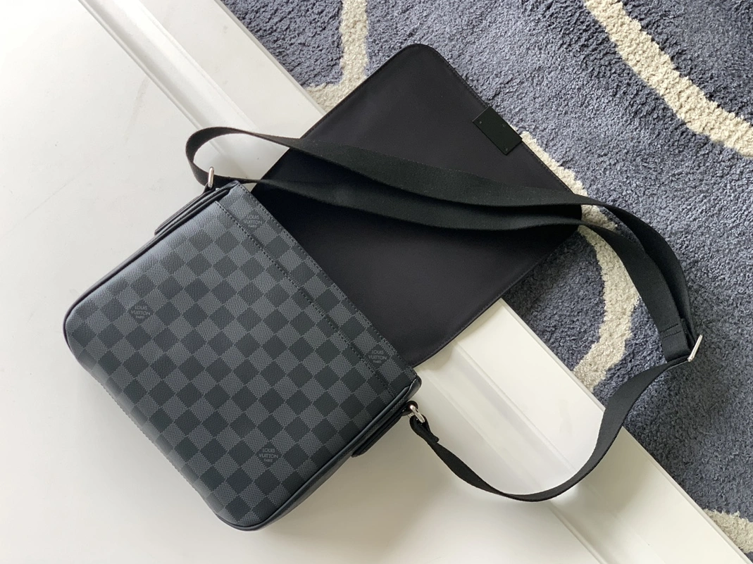 Louis Vuitton AAA Man Messenger Bags UrbanStyle 2266