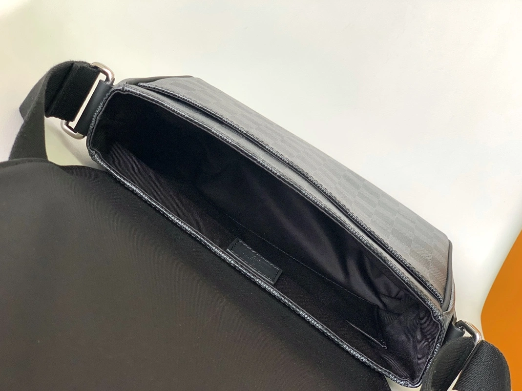 Louis Vuitton AAA Man Messenger Bags UrbanStyle 2266