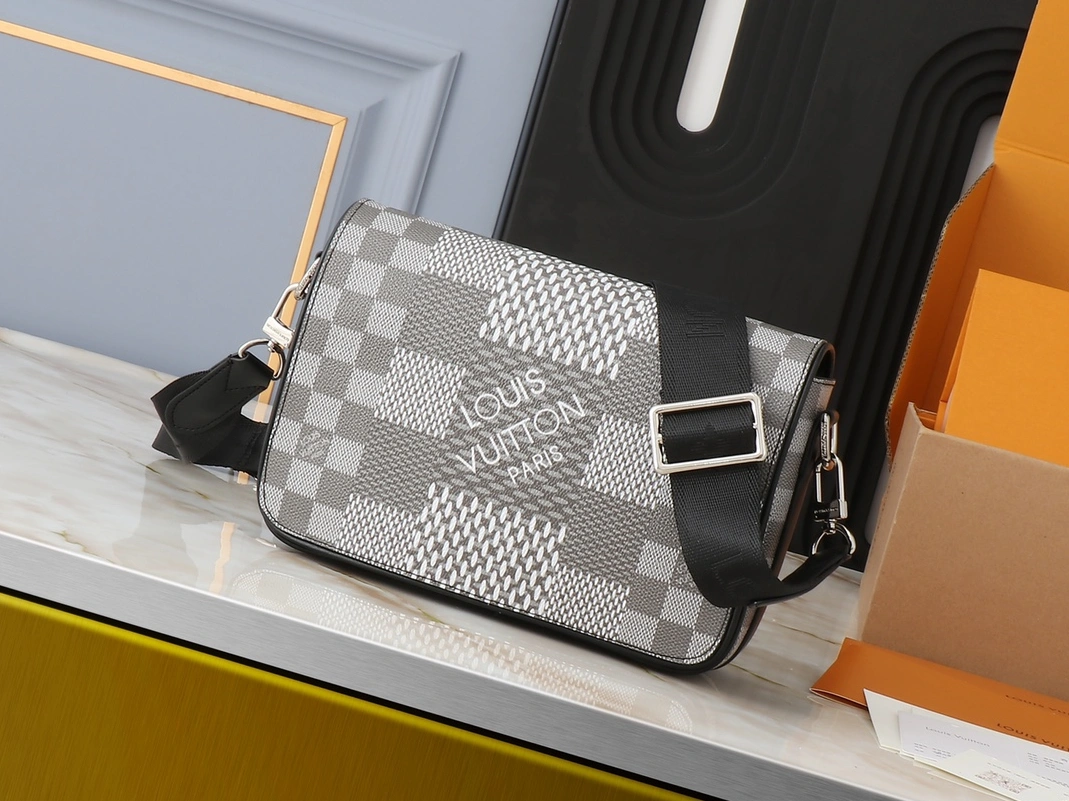 Louis Vuitton AAA Man Messenger Bags UrbanStyle 4204