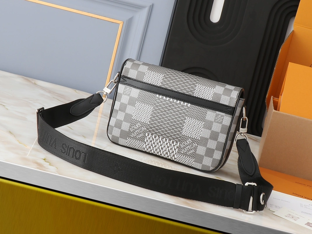 Louis Vuitton AAA Man Messenger Bags UrbanStyle 4204
