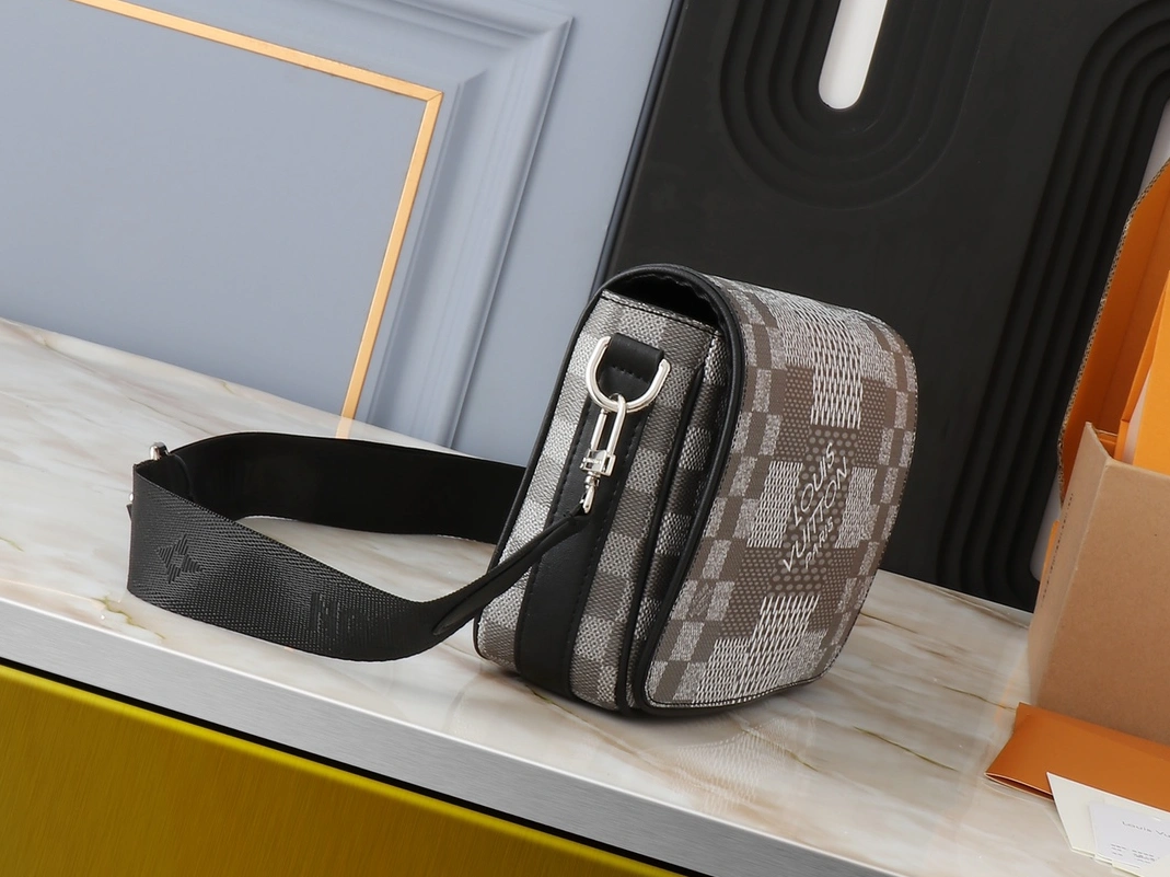 Louis Vuitton AAA Man Messenger Bags UrbanStyle 4204
