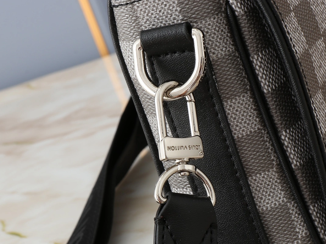 Louis Vuitton AAA Man Messenger Bags UrbanStyle 4204