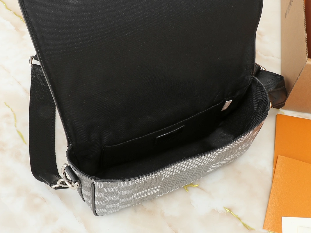 Louis Vuitton AAA Man Messenger Bags UrbanStyle 4204