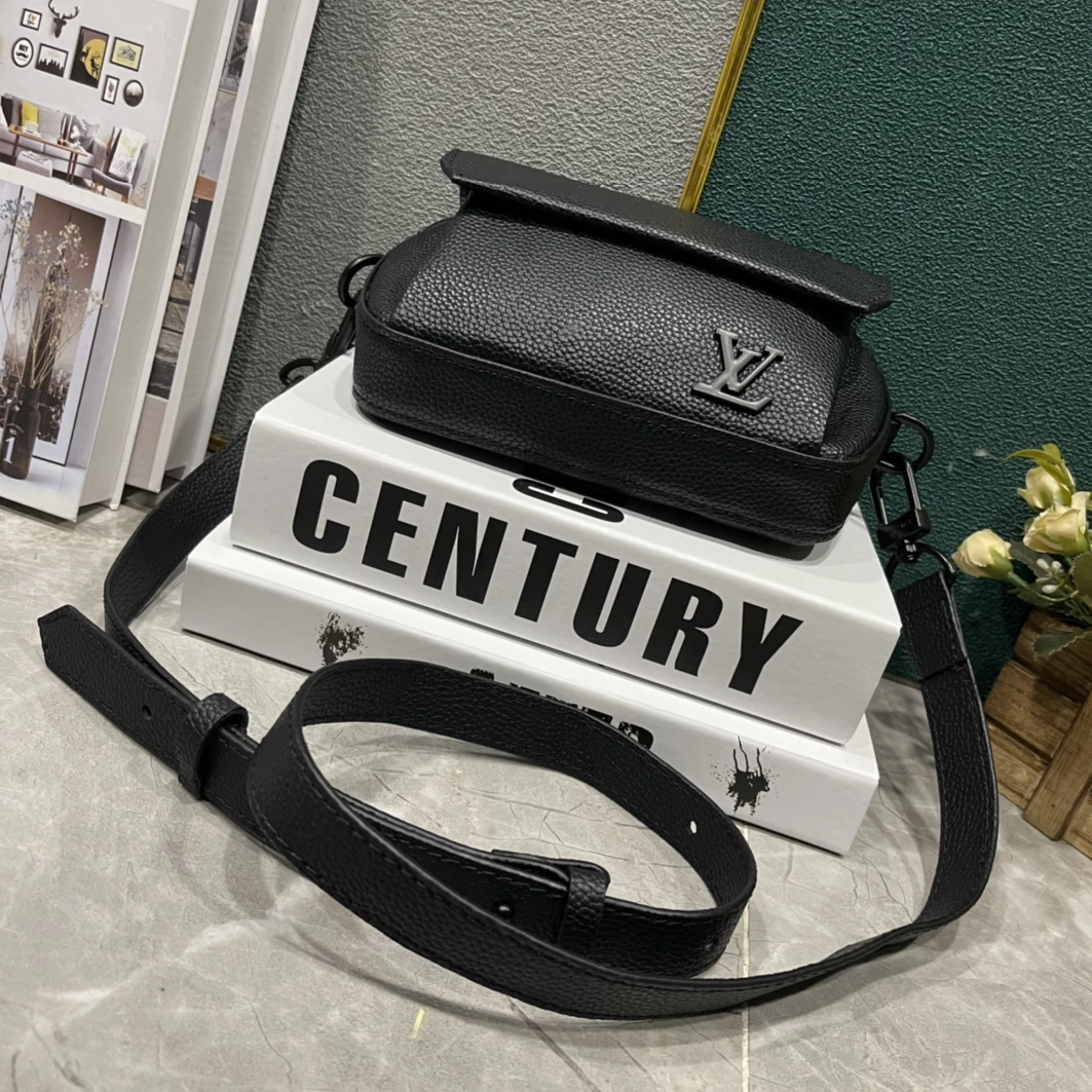 Louis Vuitton AAA Man Messenger Bags UrbanStyle 6510