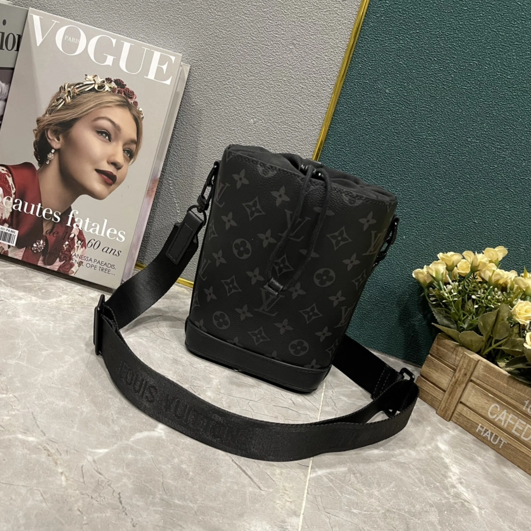 Louis Vuitton AAA Man Messenger Bags Versatile 3352