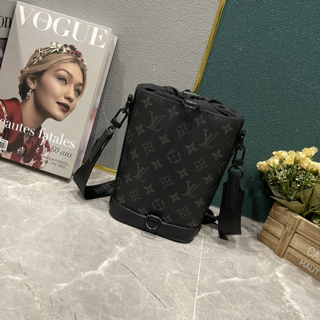 Louis Vuitton AAA Man Messenger Bags Versatile 3352