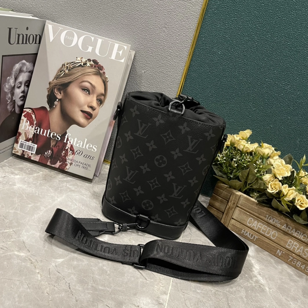 Louis Vuitton AAA Man Messenger Bags Versatile 3352