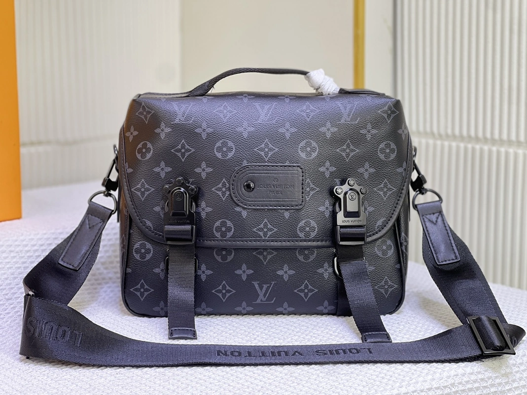 Louis Vuitton AAA Man Messenger Bags Versatile 4201