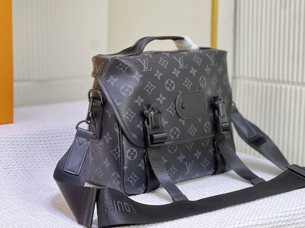Louis Vuitton AAA Man Messenger Bags Versatile 4201