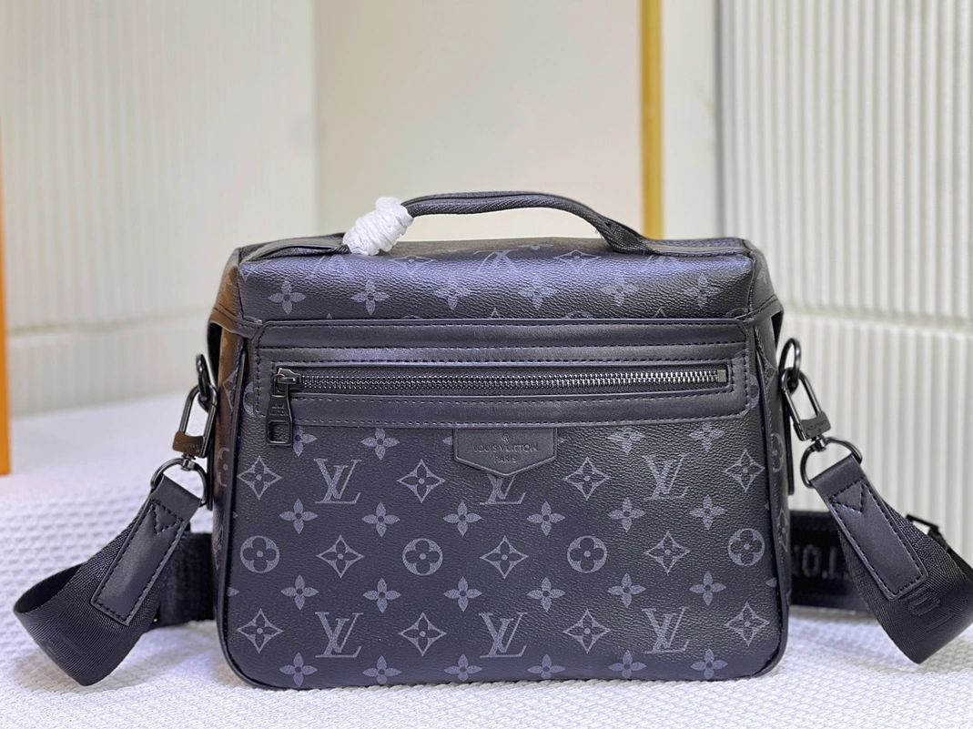 Louis Vuitton AAA Man Messenger Bags Versatile 4201