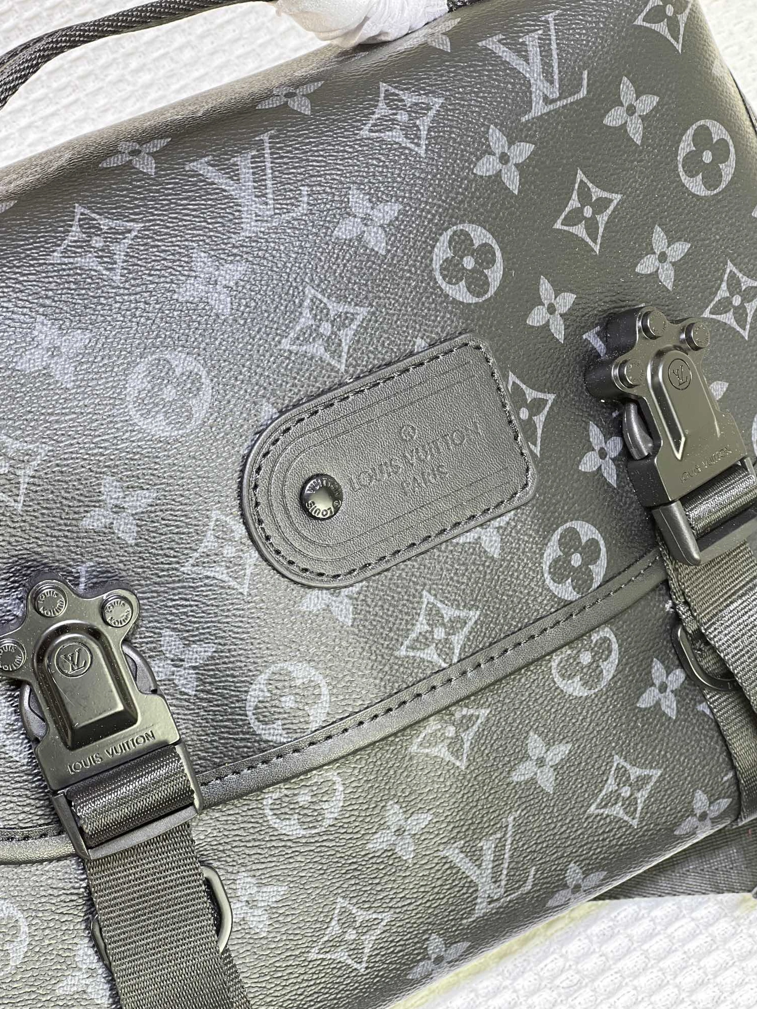 Louis Vuitton AAA Man Messenger Bags Versatile 4201
