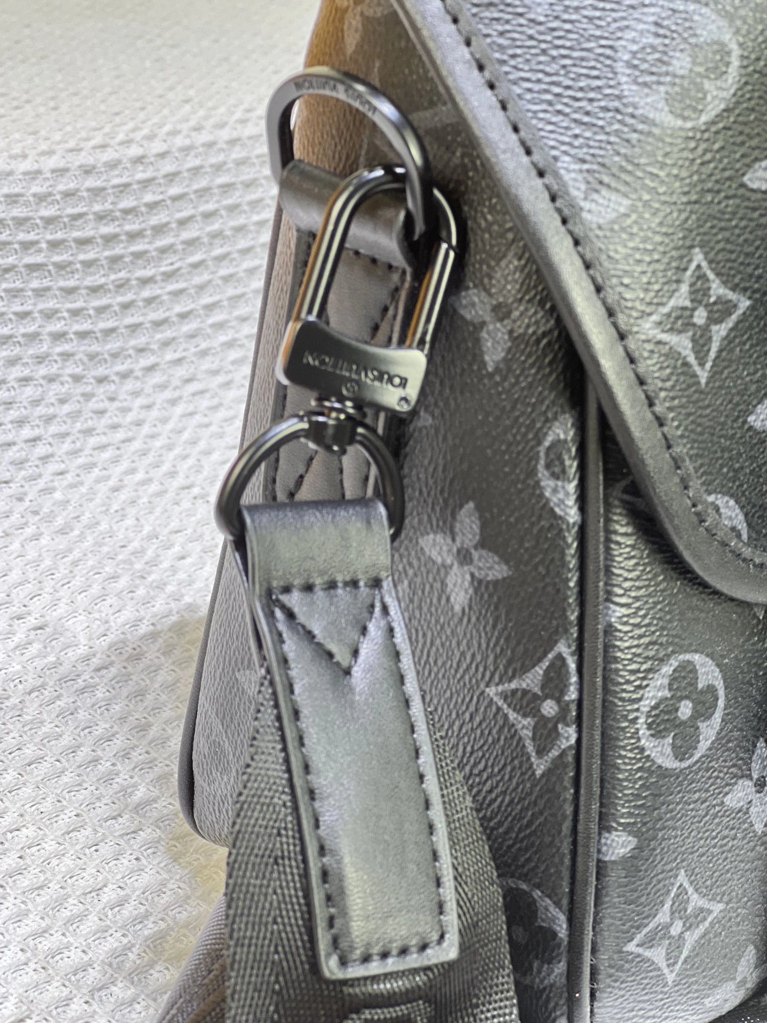 Louis Vuitton AAA Man Messenger Bags Versatile 4201