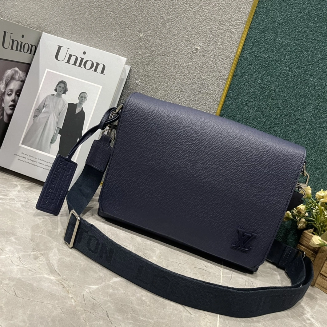 Louis Vuitton AAA Man Messenger Bags Vibrant 1645