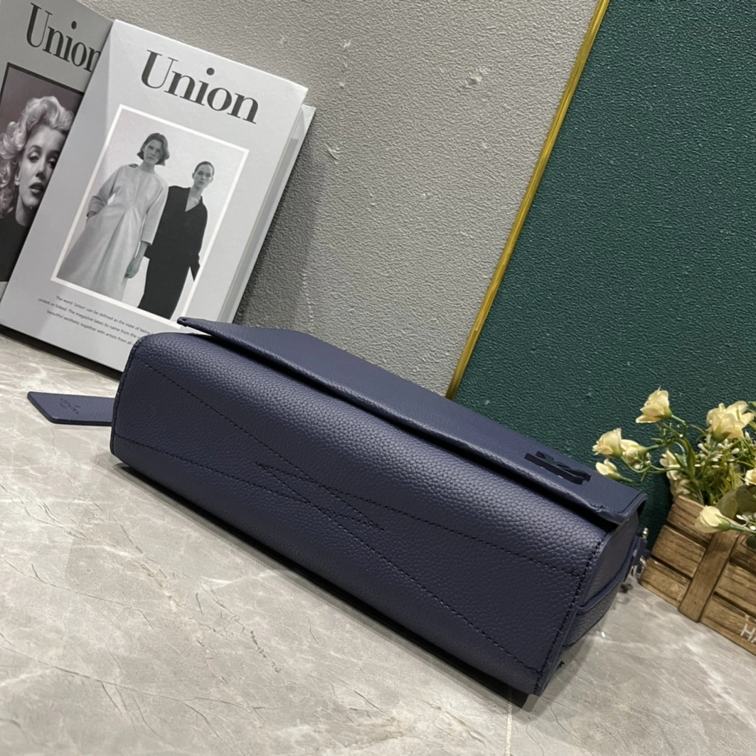 Louis Vuitton AAA Man Messenger Bags Vibrant 1645