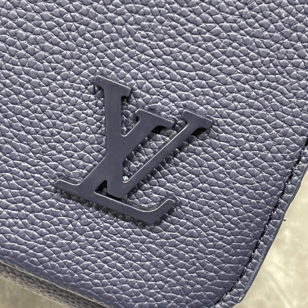 Louis Vuitton AAA Man Messenger Bags Vibrant 1645