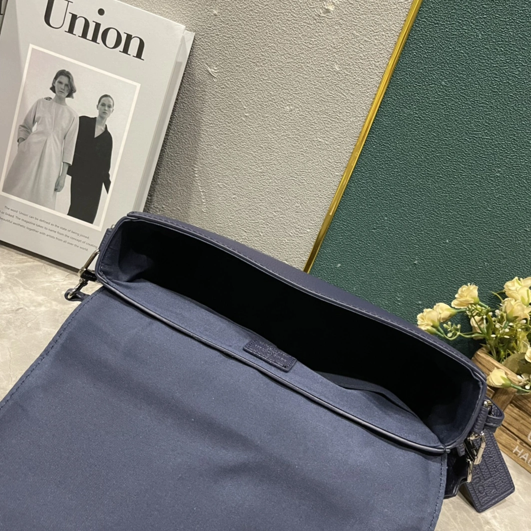 Louis Vuitton AAA Man Messenger Bags Vibrant 1645