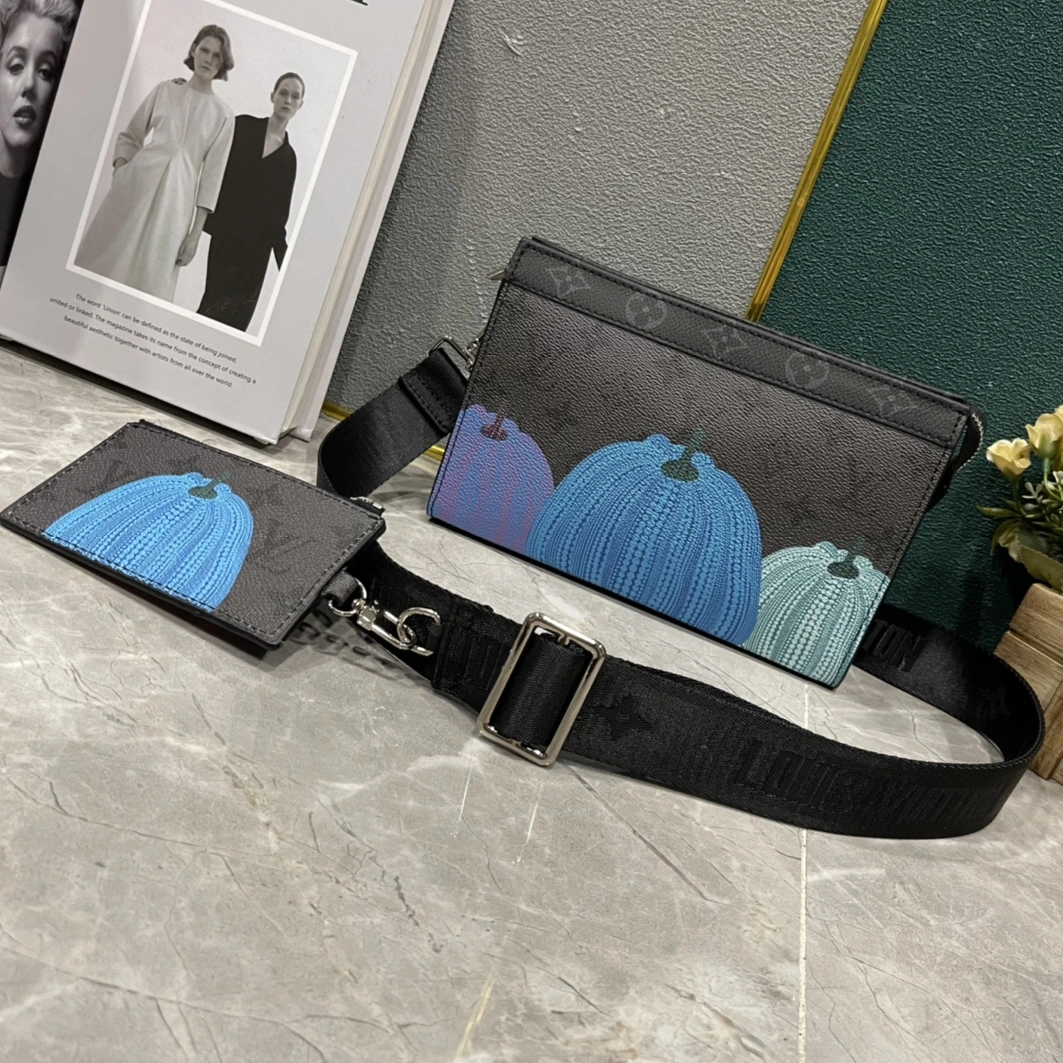 Louis Vuitton AAA Man Messenger Bags Vibrant 3824