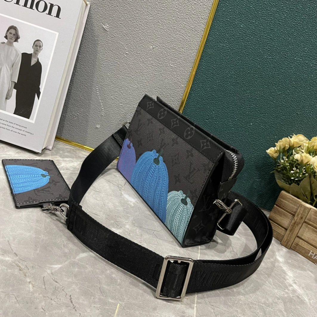 Louis Vuitton AAA Man Messenger Bags Vibrant 3824