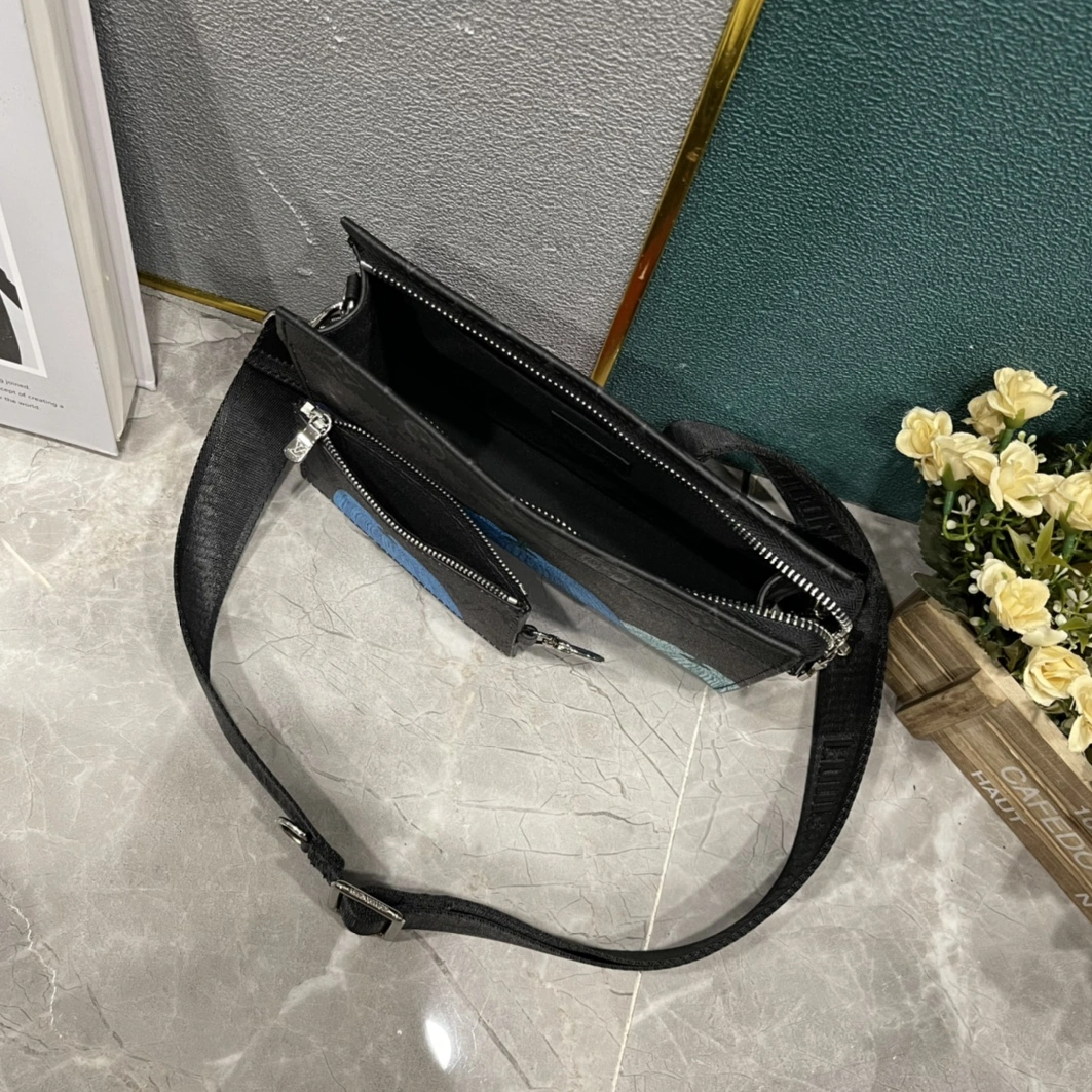 Louis Vuitton AAA Man Messenger Bags Vibrant 3824