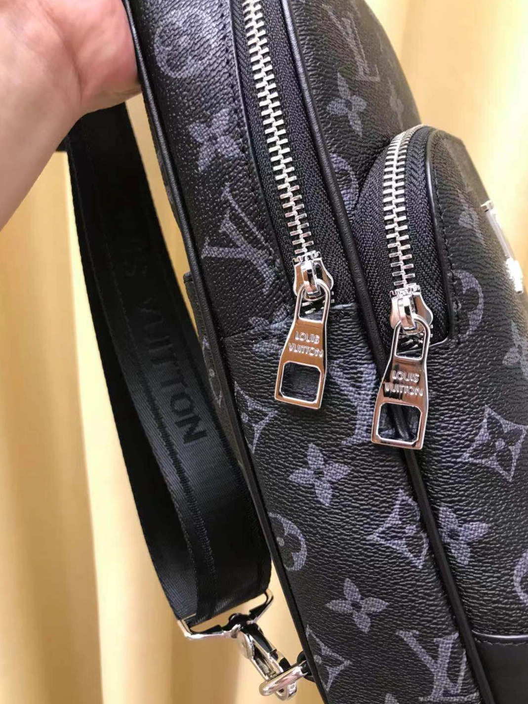 Louis Vuitton AAA Man Messenger Bags Vibrant 6399