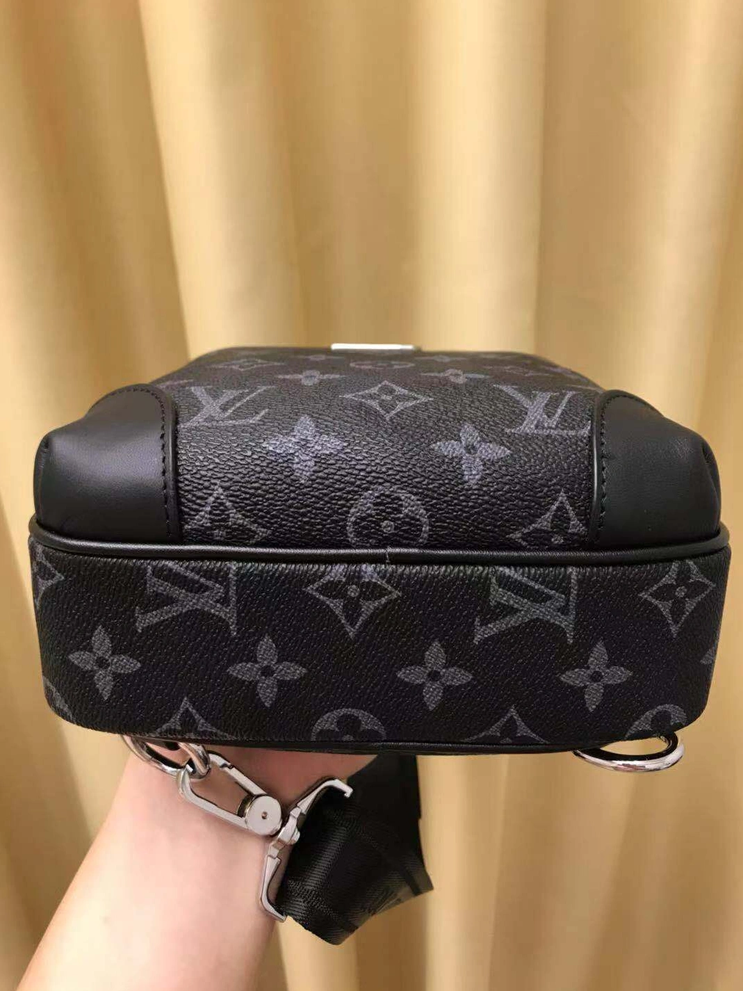 Louis Vuitton AAA Man Messenger Bags Vibrant 6399