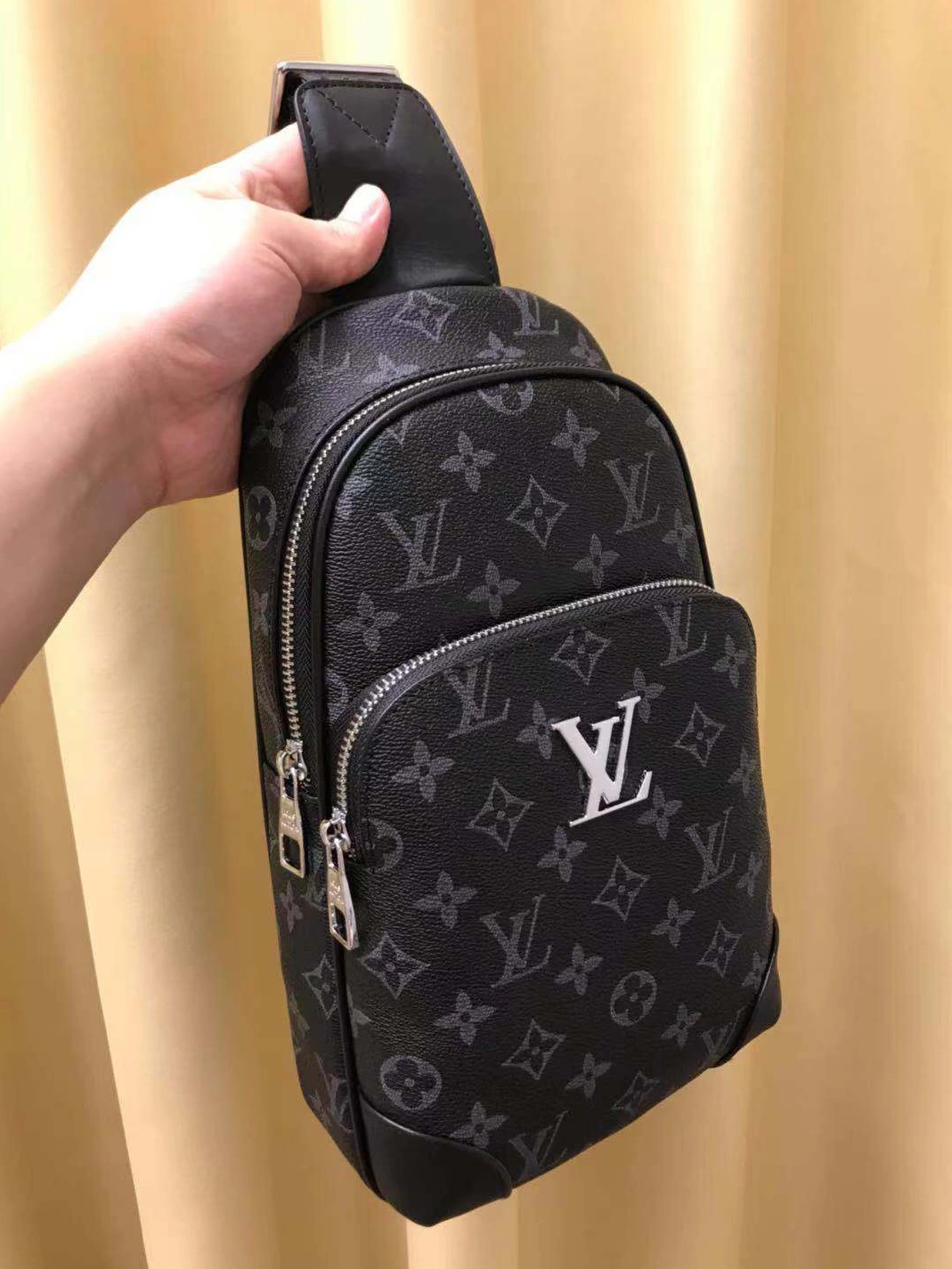 Louis Vuitton AAA Man Messenger Bags Vibrant 6399