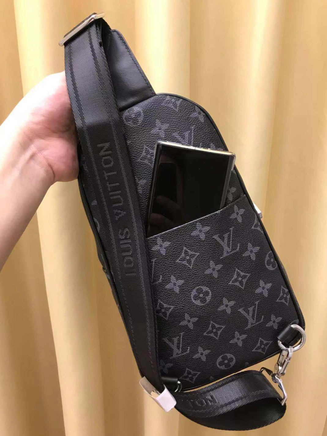 Louis Vuitton AAA Man Messenger Bags Vibrant 6399