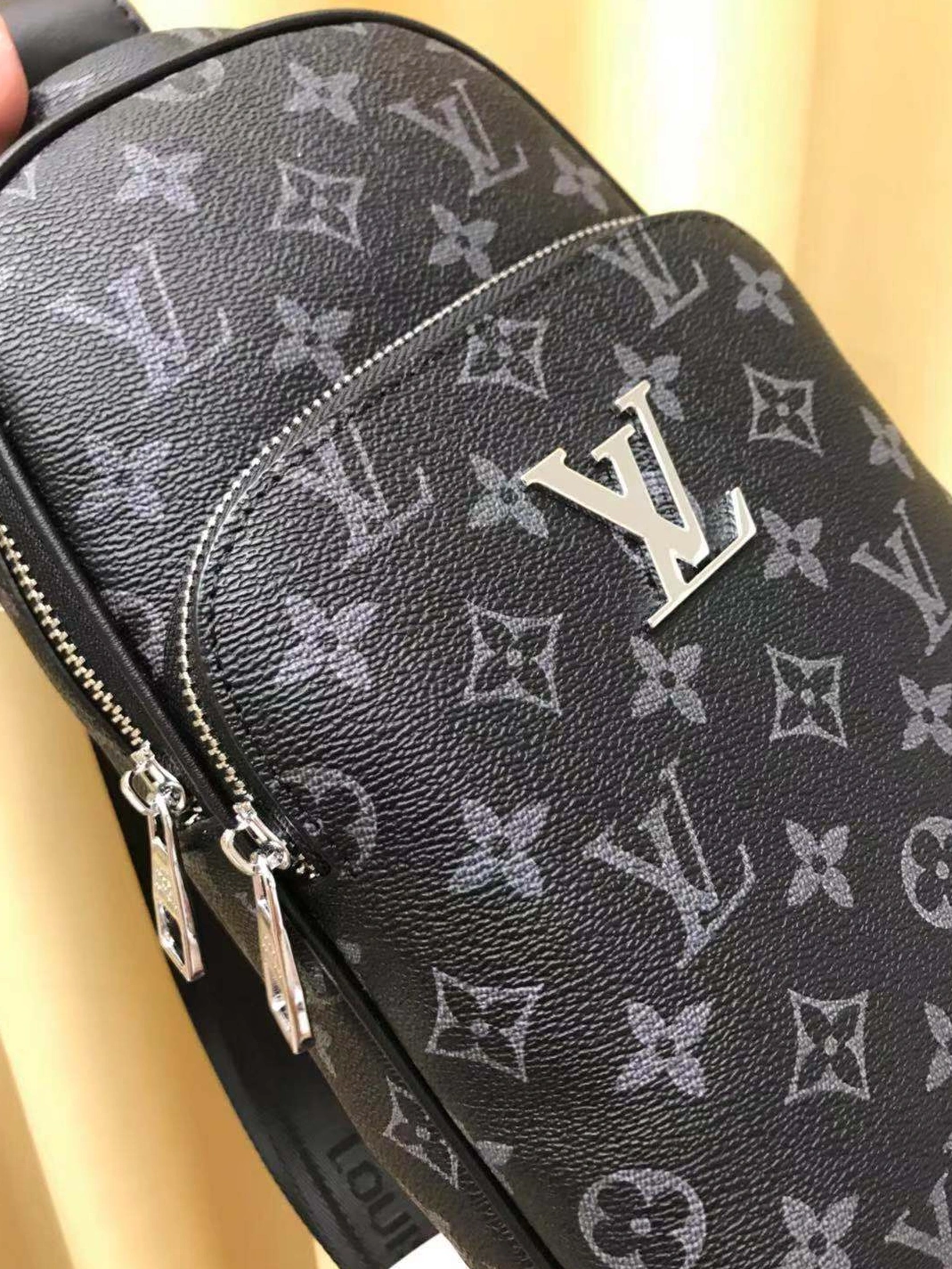 Louis Vuitton AAA Man Messenger Bags Vibrant 6399