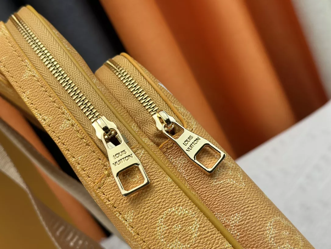 Louis Vuitton AAA Man Messenger Bags WellDesigned 2953