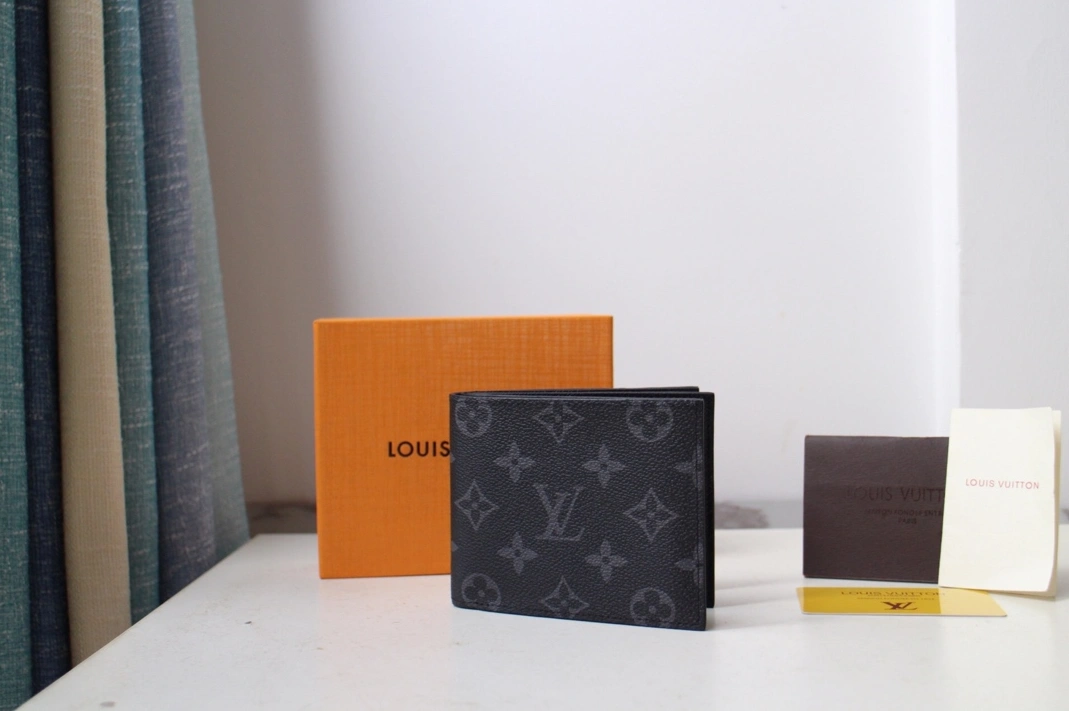 Louis Vuitton AAA Man Wallets Bold 1108