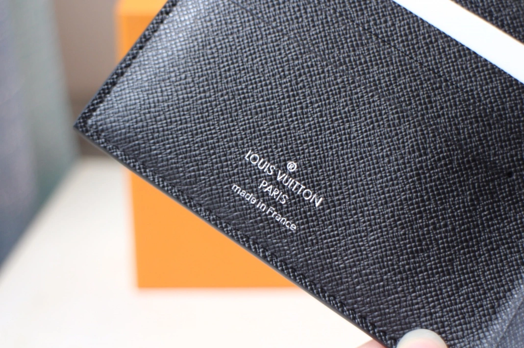 Louis Vuitton AAA Man Wallets Bold 1108