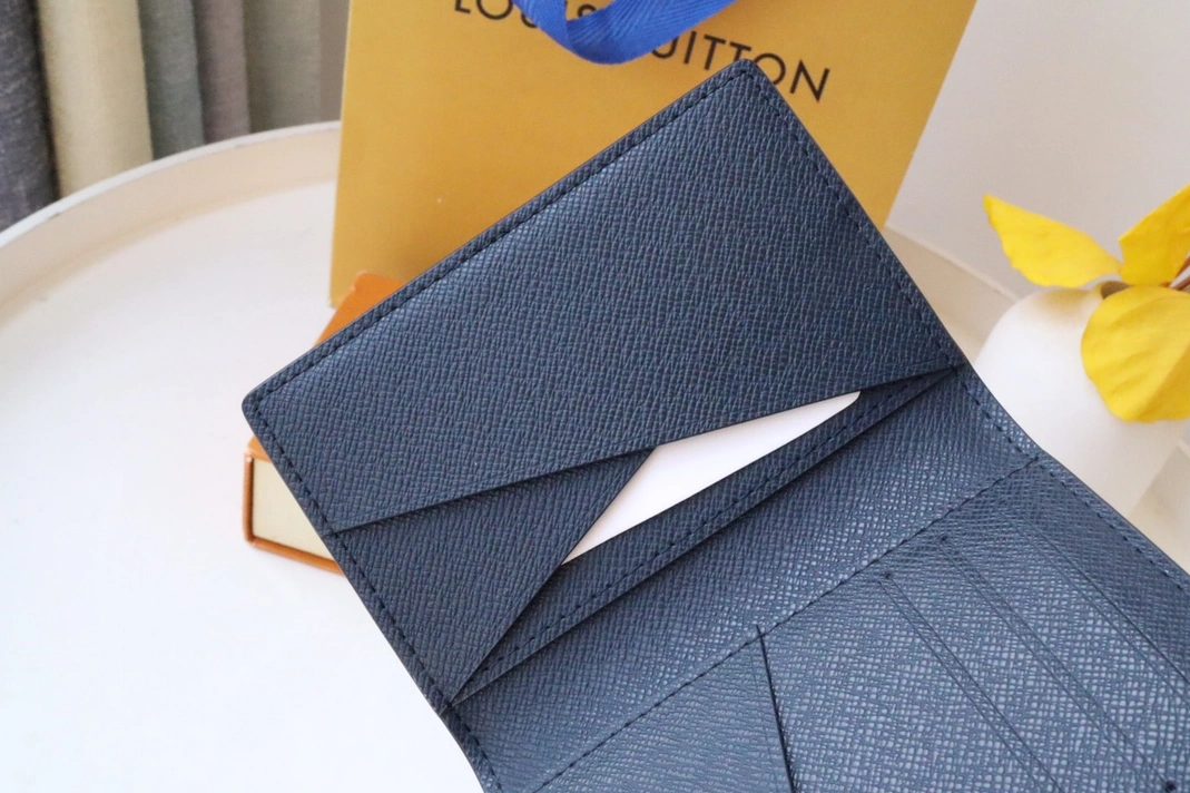 Louis Vuitton AAA Man Wallets Bold 5472