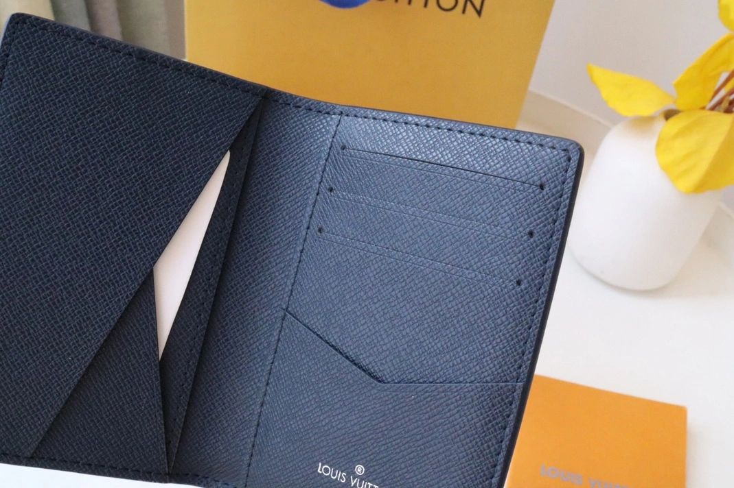 Louis Vuitton AAA Man Wallets Bold 5472