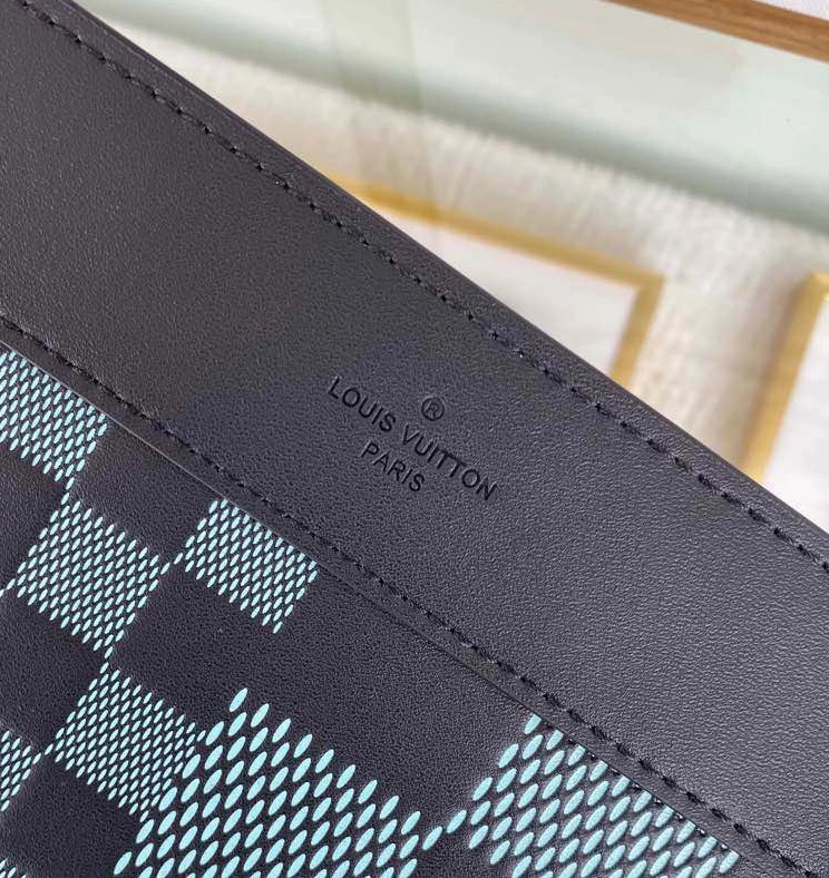 Louis Vuitton AAA Man Wallets Bold 6406