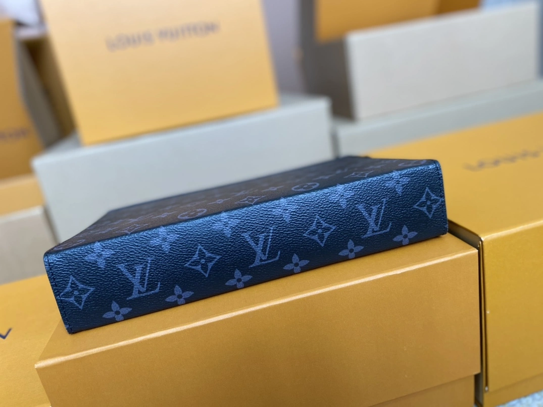 Louis Vuitton AAA Man Wallets Bold 6971
