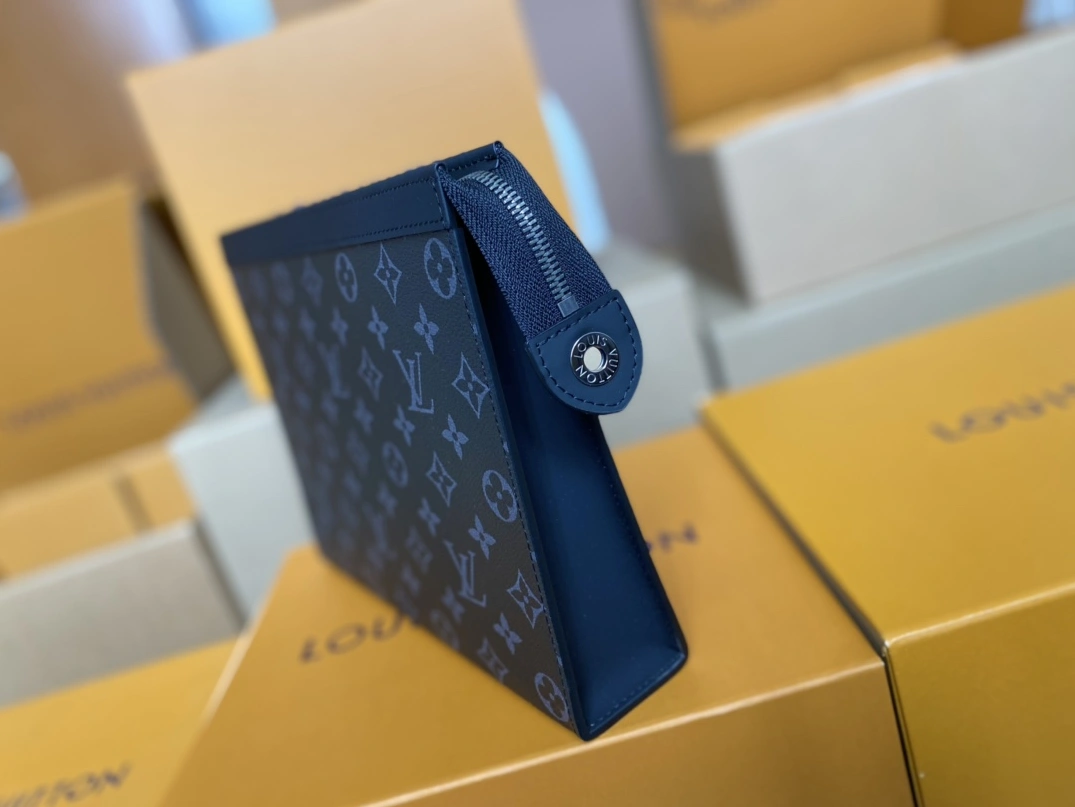 Louis Vuitton AAA Man Wallets Bold 6971
