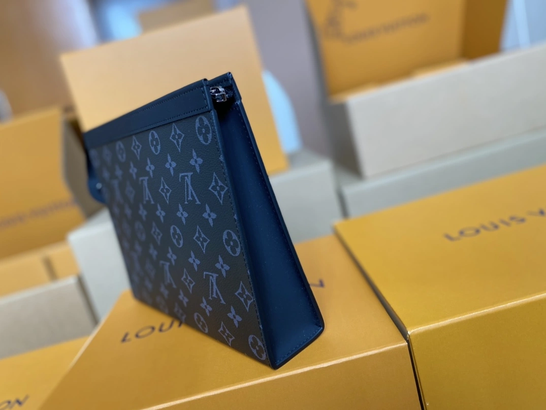 Louis Vuitton AAA Man Wallets Bold 6971