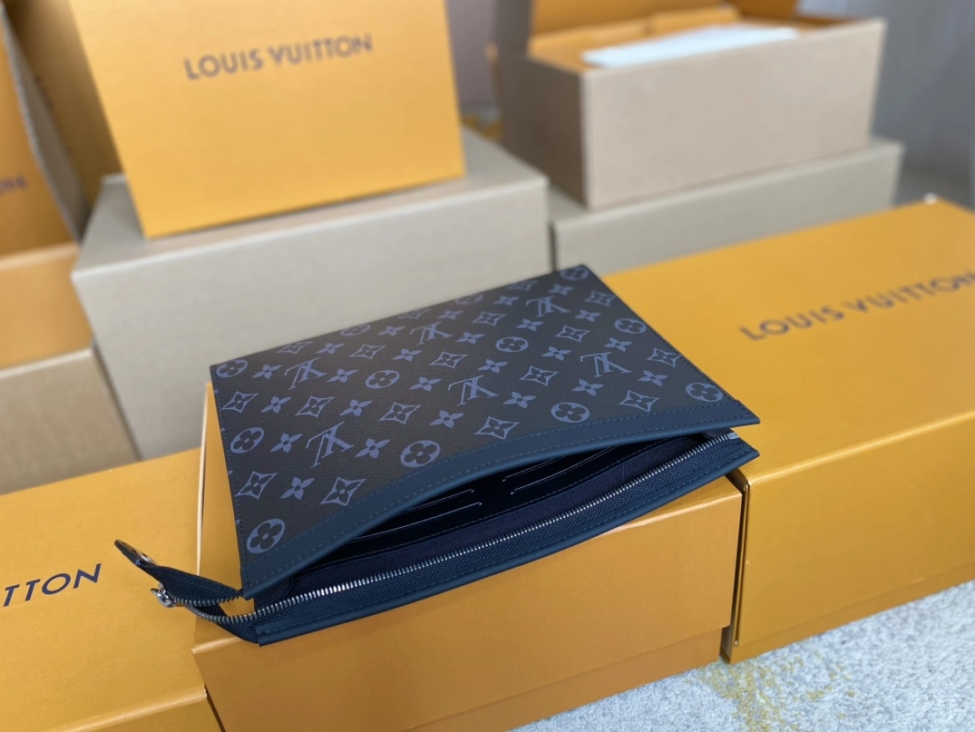 Louis Vuitton AAA Man Wallets Bold 6971